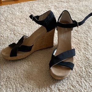 Toms black sandal wedges